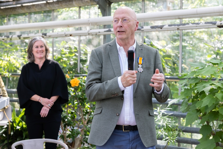 Frans van de Wel spreekt de aanwezigen toe. 