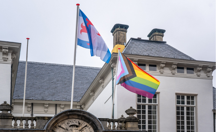 De regenboogvlag en de Zutphenvlag zijn gehesen op het oude stadhuis