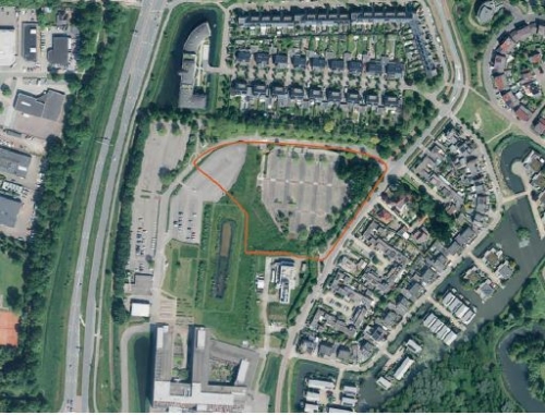 Luchtfoto van de omgeving met daarop met een lijn aangegeven waar de locatie is: grenzend aan de Ooyerhoekseweg.