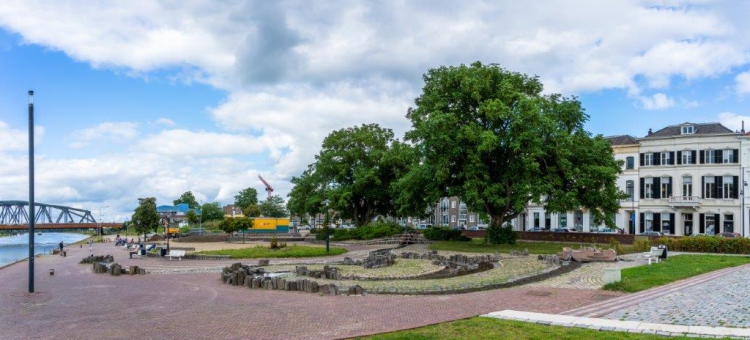 De situatie aan de IJsselkade voordat de werkzaamheden begonnen.