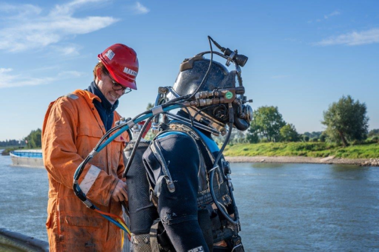 Een duiker, klaar om het water in te gaan