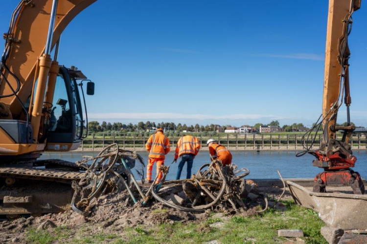 Veel grote stukken schroot op de kade