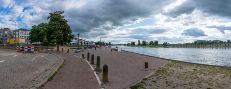 De situatie aan de IJsselkade, gezien vanaf de Havenstraat, voordat de werkzaamheden begonnen.