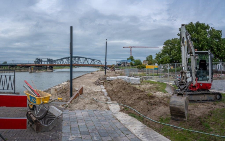 De start van de werkzaamheden. De bestrating werd verwijderd.