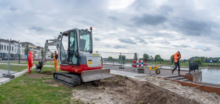 Graafmachines halen de bestaande bestrating weg.