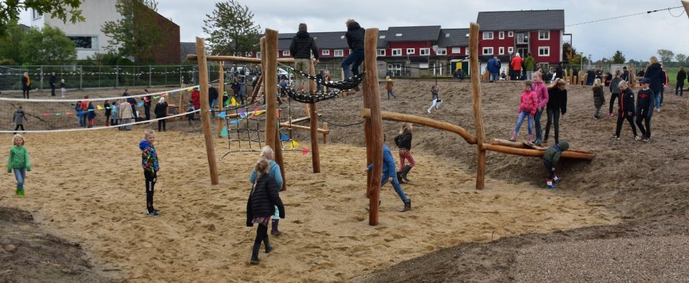 Spelende kinderen bij nieuwe speelplek